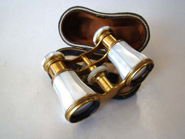 A fine pair of French mother-of-pearl opera glasses by LeMaire of paris circa 1890 — image 3